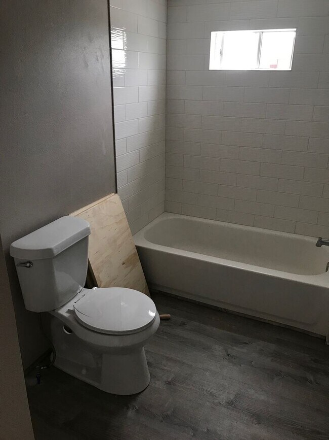 Building Photo - 2 Bedrooms with 2 Bathrooms Home on Large ...