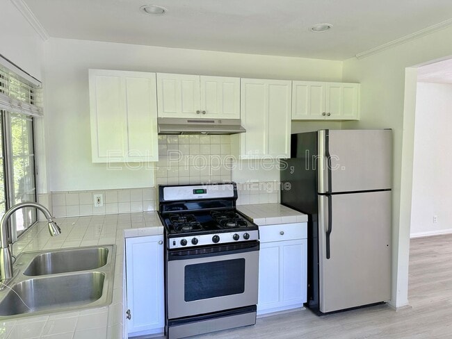 Building Photo - 358 N San Vicente Blvd