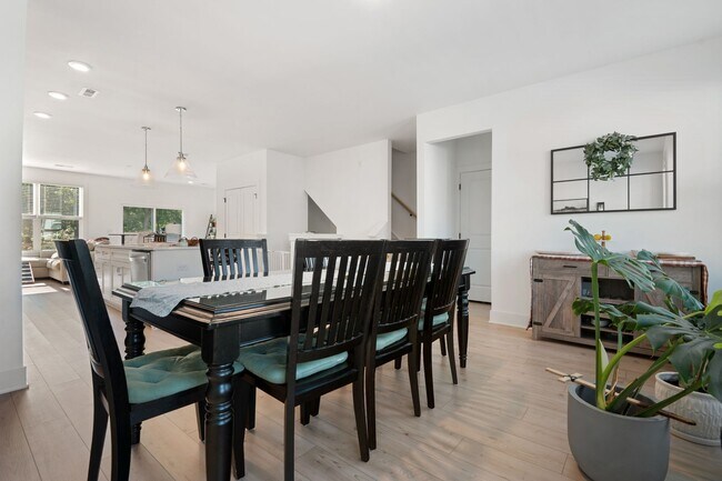 Building Photo - Stunning Like-New Townhome in Prime South Durham Location!