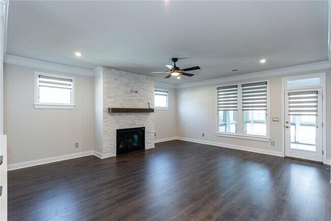 Building Photo - 5015 Montes Ln