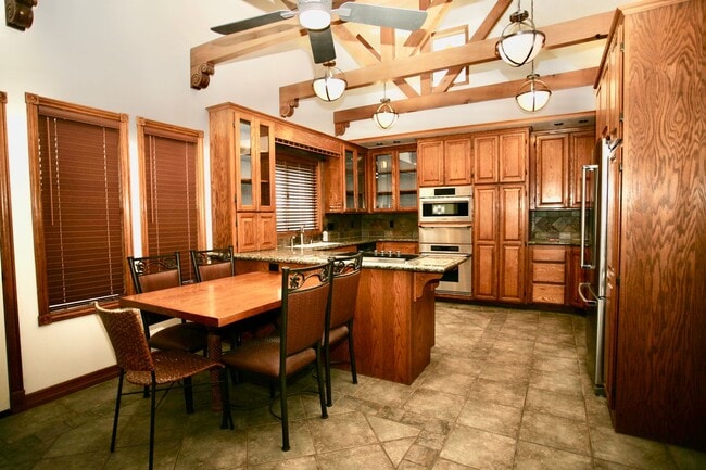 Building Photo - 4br 3-1/2ba Victorian in hills of Blossom Valley