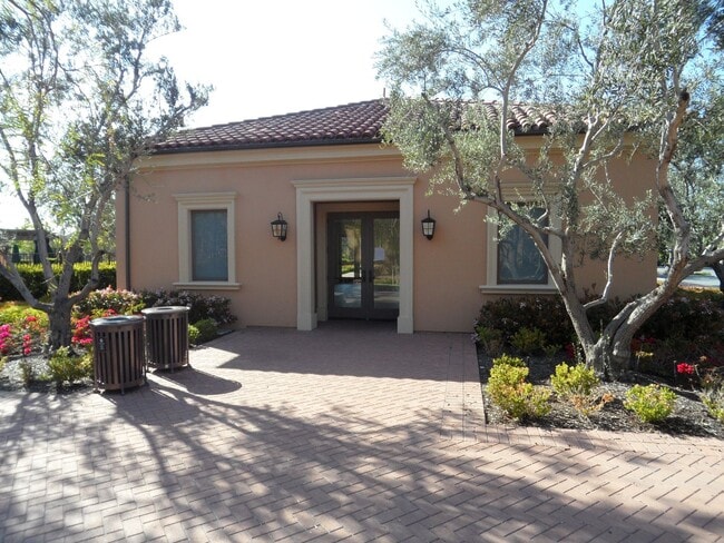 Building Photo - 4BR 3BA two-story condo with 2 Car Attache...