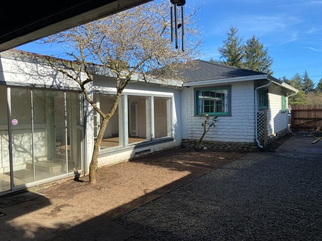 Building Photo - House with Charm, 2/1 with large garage and bonus room & bathroom