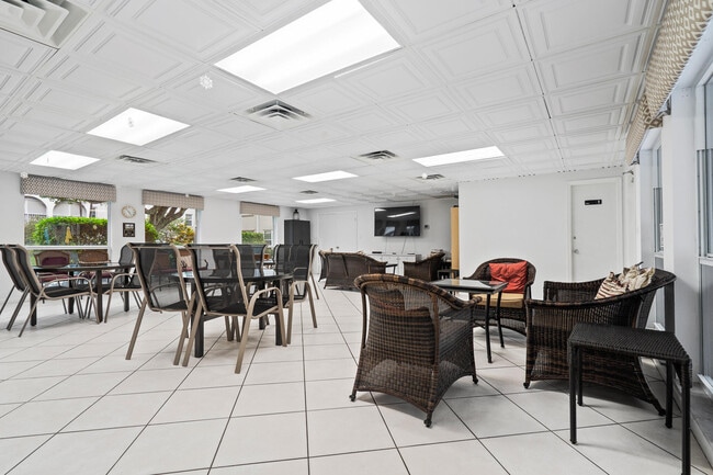 Building Photo - 250 NE 20th St