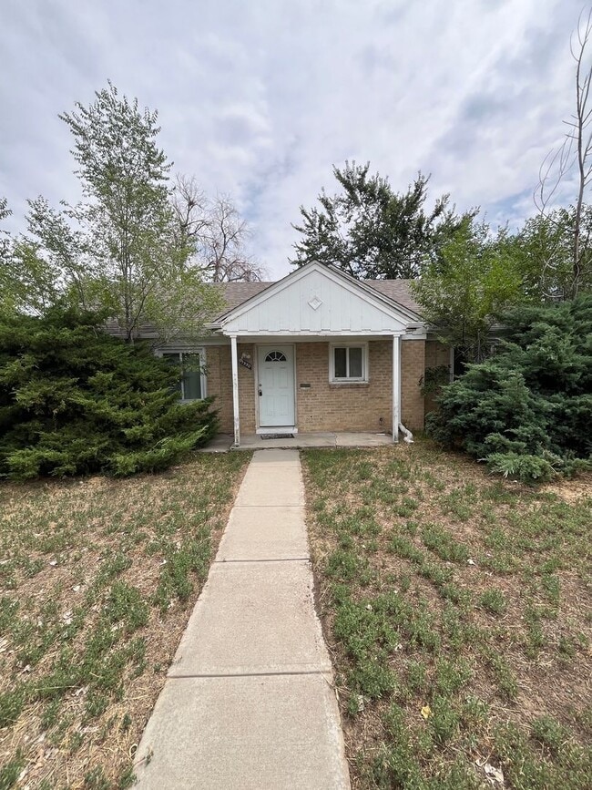Building Photo - 3 Bedroom 1 Bathroom Ranch in East Denver!
