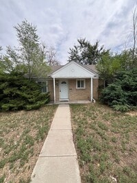 Building Photo - 3 Bedroom 1 Bathroom Ranch in East Denver!