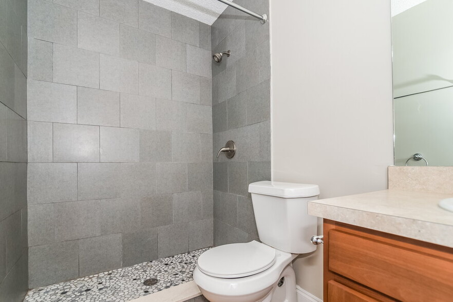 Building Photo - 2221 Alderney Ct