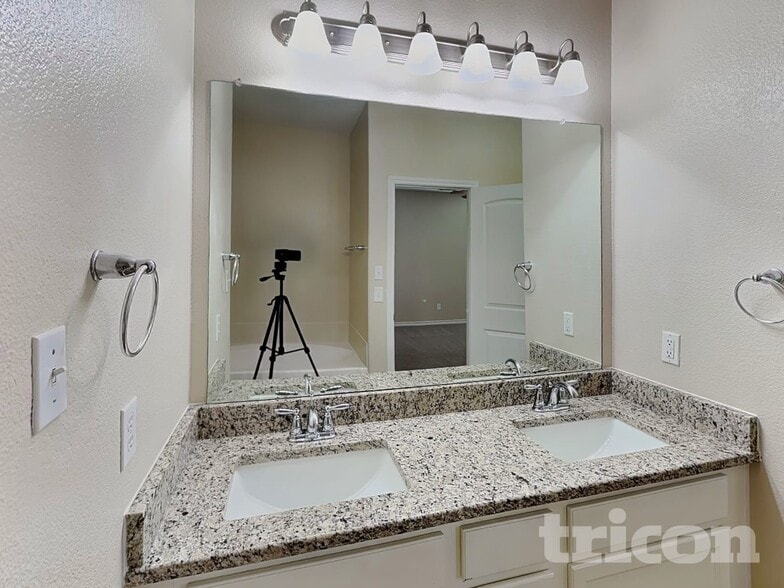 Building Photo - 214 Bob White Dr