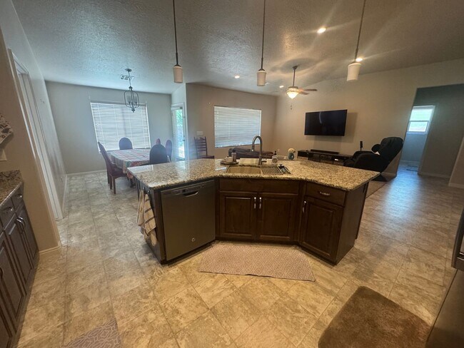 Building Photo - Lightly Furnished 4 Bed Home!