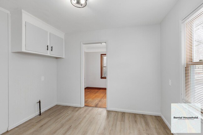 Building Photo - ~ 3 BEDROOM 1 BATH BUNGALOW SECURTIY DEPOSIT SPECIAL ~$500