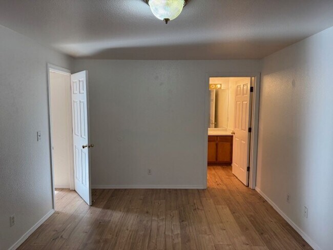 Building Photo - 572-574 COUNTRYSIDE