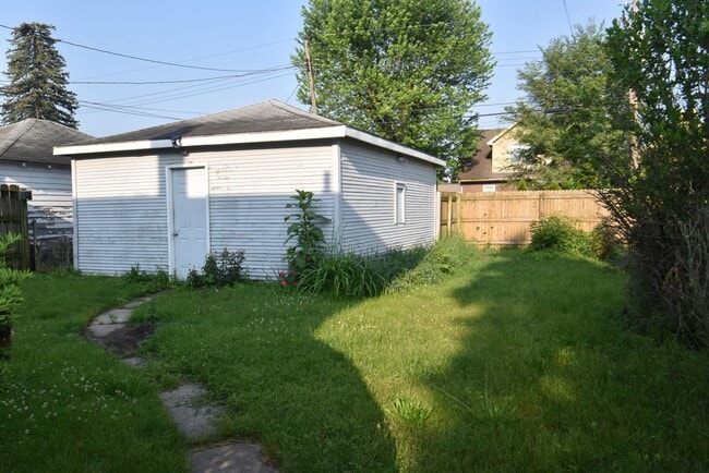 Building Photo - 3 bedroom 1.5 bath home next to IUSB.