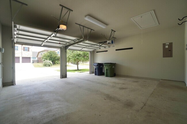 Building Photo - 6650 Verona Pl