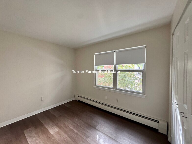 Building Photo - 693 Parker St