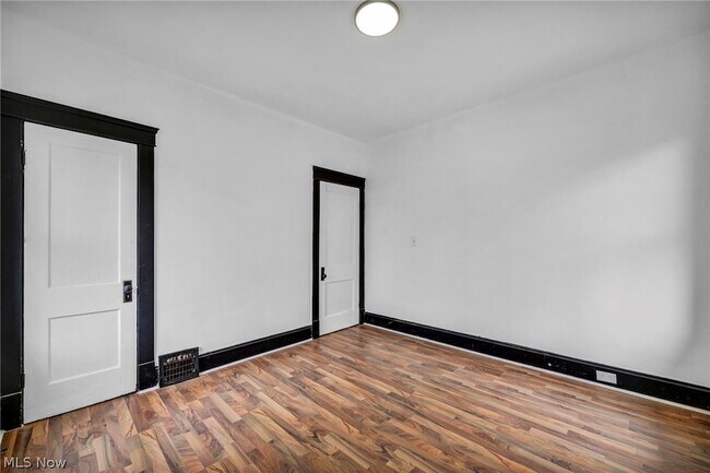 Building Photo - 12001 Oakview Ave