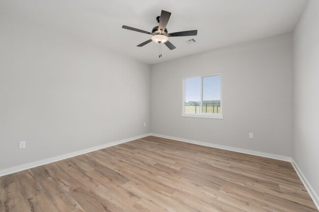 Building Photo - 2121 E Elk Rdg Ave