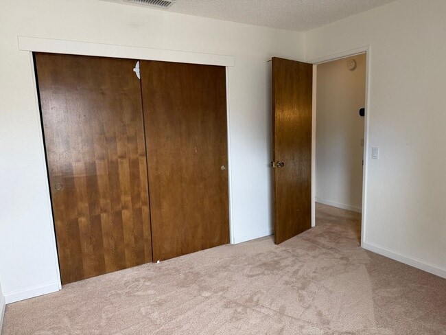 Building Photo - 1670 Sqft. 3 Bedroom, 2 Bath Gated Townhome for Rent in Citrus Heights.