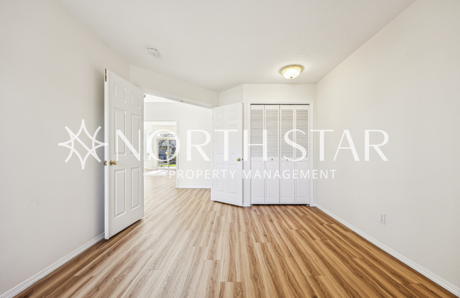 Building Photo - Charming One Level on a Spacious Cul de sa...