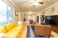 Building Photo - Charming 3 bedroom/ 2 Bathroom house