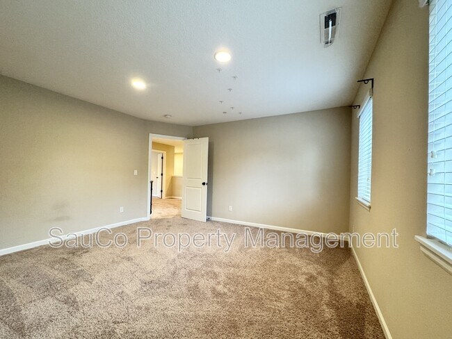 Building Photo - 11877 NW Cedar Ct