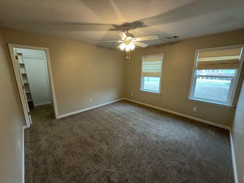 Building Photo - 2845 Stratfield Ct