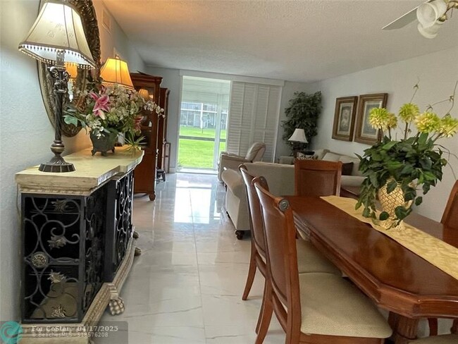 Building Photo - 9420 S Hollybrook Lake Dr
