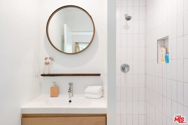 Building Photo - 1933 Kent St