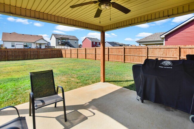 Building Photo - Pet Friendly Three Bedroom!