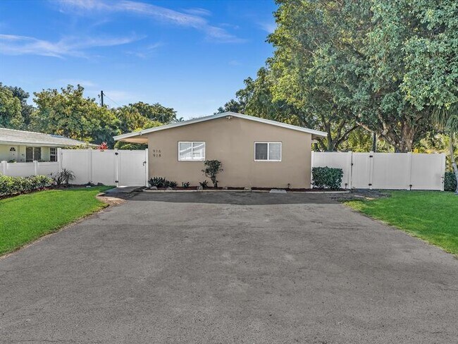 Building Photo - 916 NW 26th St