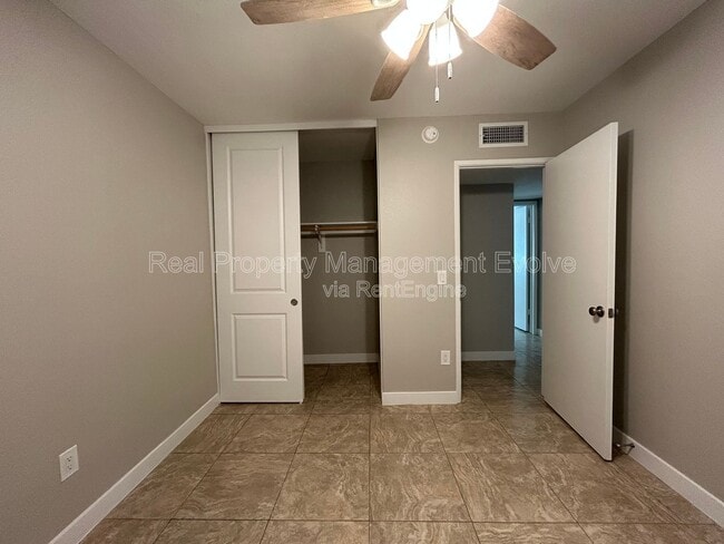 Building Photo - 3416 S Westfall Ave