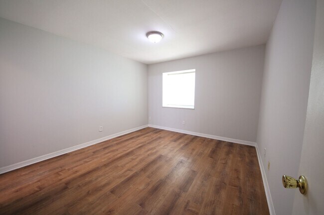 Building Photo - All Electric Second Floor Garden Condo for Rent in Wildwood