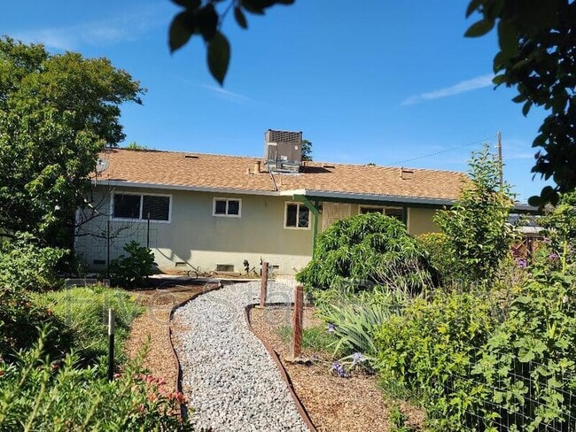 Building Photo - 544 Laurel Dr