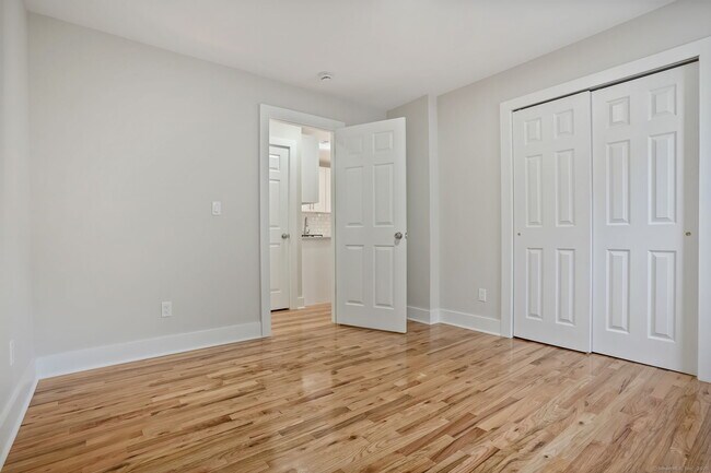 Building Photo - 10 Perry Hill Rd