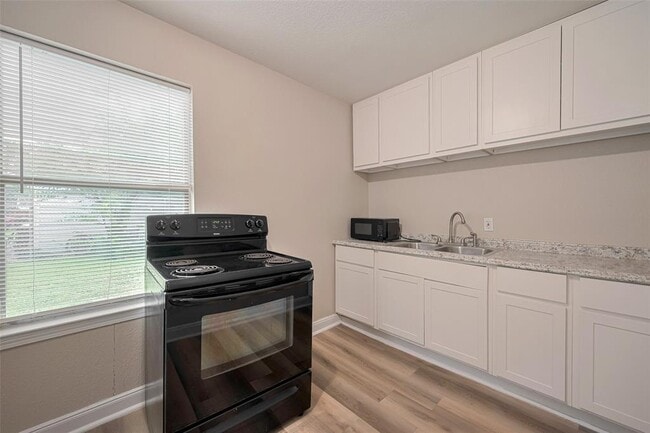 Building Photo - 5118 Plum Dr