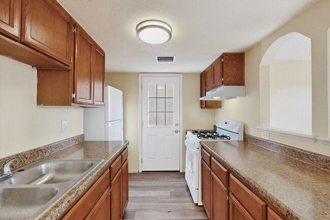 Building Photo - 4 bedroom 2.5 bath home in East El Paso!