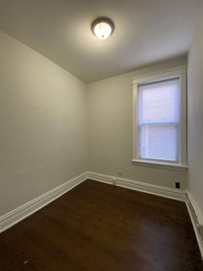 Building Photo - Lakeview 2BR! Near Brown Line & Whole Foods!