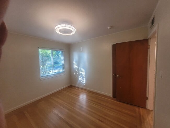 Building Photo - 3 bedroom home close to Land Park