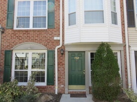 Building Photo - 732 Pepperidge Rd