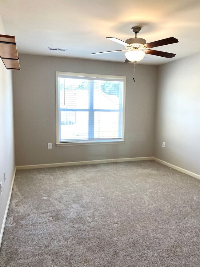 Building Photo - Town Home for Rent Minutes From Piney Gree...