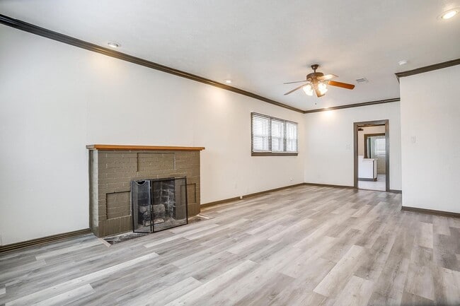 Building Photo - Well Maintained 3 Bed, 2 Bath in Establish...