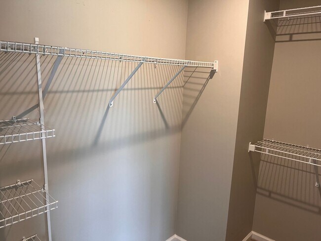 Building Photo - Lovely Townhouse
