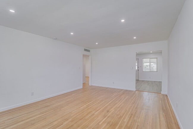 Building Photo - Newly Remodeled East Side Home!