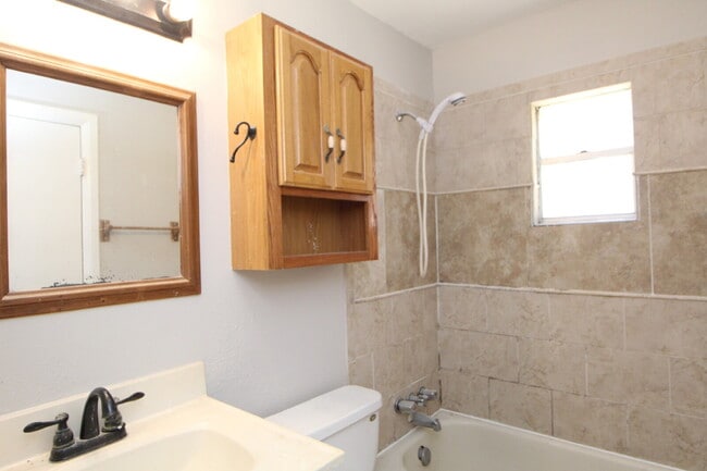 Building Photo - Move-In Ready 3-Bed Home with New Flooring...