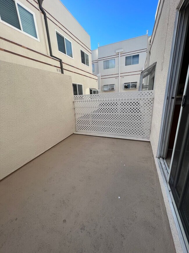 Building Photo - >>> THREE BEDROOM + THREE BATHS TOWNHOUSE ...