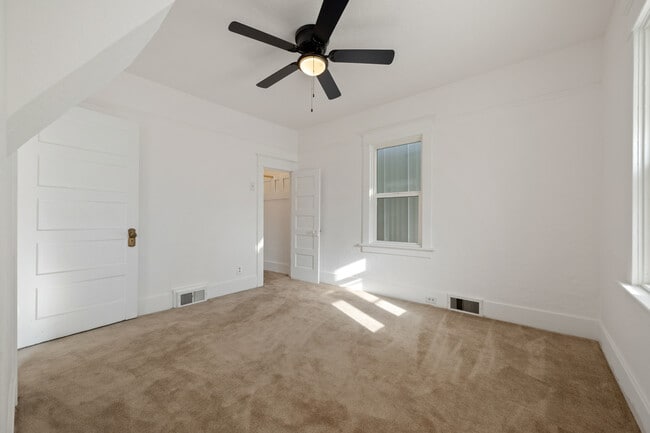 Building Photo - 707 E Front St