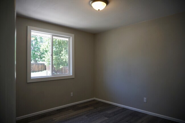Forth Bedroom - 435 S Oak St