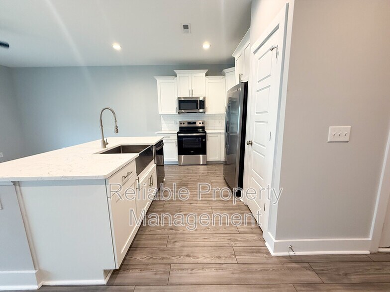 Building Photo - 4 S Laird Dr