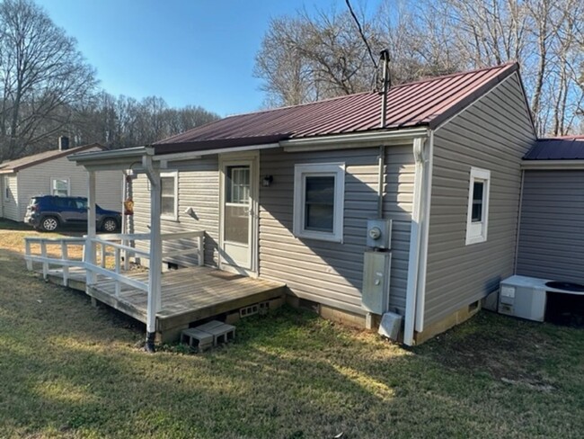 Building Photo - Charming Bungalow in Walnut Cove