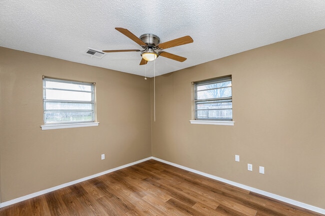 Building Photo - 4804 NW Hoover Ave