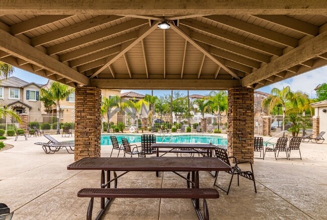 Building Photo - 1384 S Sabino Dr